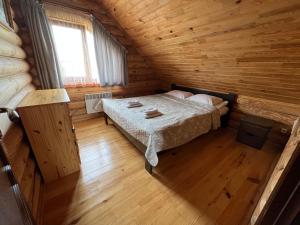 Postel nebo postele na pokoji v ubytování Боброва-Хата