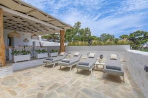 un patio al aire libre con sillas y mesa en Arethousa House, en Drios