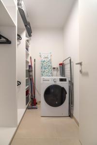 uma máquina de lavar e secar roupa numa lavandaria em Ruhig, hell und neu mit Garage em Viena