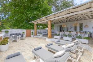 德里奥斯Arethousa House的一个带沙发和椅子的庭院和一个凉亭