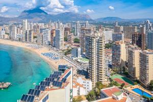 eine Luftansicht auf eine Stadt mit Strand und Gebäuden in der Unterkunft Gemelos 22 Resort Apartment 3-1C Levante Beach in Benidorm