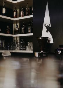 una habitación con un bar con botellas en los estantes en PENSIUNE RESTAURANT CAPRA NEAGRA, en Moisei