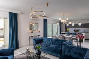 sala de estar con sofá azul y mesa en Luxury Wellness & Spa Villa Depaja en Zadar