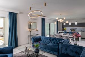 uma sala de estar com um sofá azul e uma mesa em Luxury Wellness & Spa Villa Depaja em Zadar