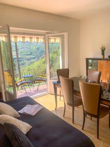 ein Schlafzimmer mit einem Tisch und ein Esszimmer mit Aussicht in der Unterkunft Villa Magnolia in Crosano