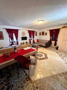 維爾巴札拉的住宿－Dabanović House，客厅配有桌子和沙发