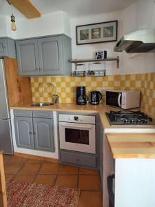 A kitchen or kitchenette at Comps sur Artuby, le tilleul et le four, Jabron