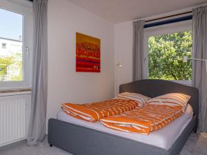 - un lit avec des oreillers dans une chambre avec une fenêtre dans l'établissement 199 Fewo Havenbrücke, à Wilhelmshaven