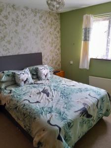 - une chambre avec un lit et une couette dans l'établissement Friendly Ventnor, à Ventnor