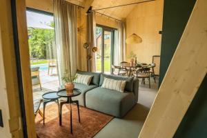 a living room with a couch and a table at Resort de Weelderik in Hengelo