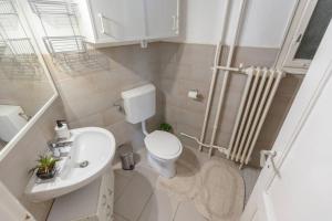 een kleine badkamer met toilet en wastafel bij Best Location, Family friendly Panorama view by NeWave in Boedapest +16 foto's