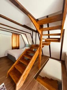 Schlafzimmer mit Etagenbett und Holztreppe in der Unterkunft Cozy Weekend House Zaid in Bihać
