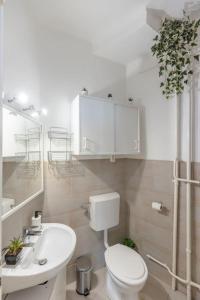 een witte badkamer met een toilet en een wastafel bij Best Location, Family friendly Panorama view by NeWave in Boedapest