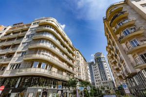 een hoog gebouw in een stad met hoge gebouwen bij Best Location, Family friendly Panorama view by NeWave in Boedapest