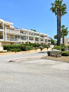 an empty parking lot in front of a large apartment building at Appartement vue exceptionnelle in Saint-Raphaël