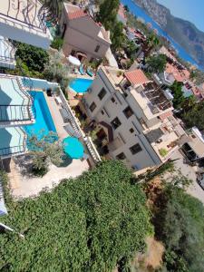 een luchtzicht op een resort met een zwembad bij ATHERİNA BUTİK OTEL in Kas