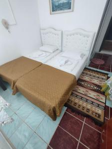 ein Bett auf dem Boden in einem Zimmer in der Unterkunft ATHERİNA BUTİK OTEL in Kaş