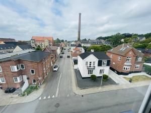 - une vue aérienne sur une petite rue de la ville avec des maisons dans l'établissement aday - Modern charming apartment in Noerresundby, à Nørresundby