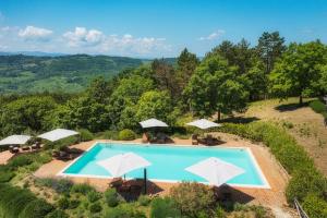 an overhead view of a swimming pool with umbrellas at PODERE SANTA CROCE 10, Emma Villas in Radicondoli