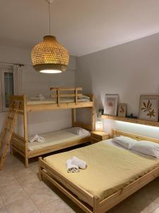 尼佛里加的住宿－Aithrio Hotel，一间卧室设有两张双层床和吊灯。