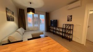 un salon avec un canapé et une table dans l'établissement 2 room Apartment, new building, Bosákova street, 49, à Bratislava