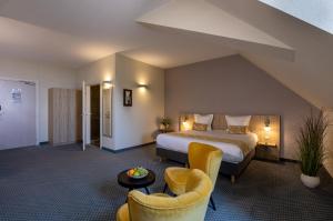 Rúm í herbergi á Hôtel Val-Vignes Colmar Haut-Koenigsbourg, The Originals Relais