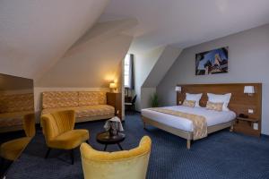 Rúm í herbergi á Hôtel Val-Vignes Colmar Haut-Koenigsbourg, The Originals Relais