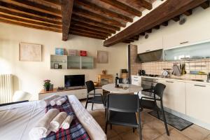 eine Küche und ein Wohnzimmer mit einem Tisch und Stühlen in der Unterkunft A due passi della casa natale del Maestro Toscanini in Parma