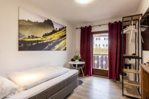 Ein Bett oder Betten in einem Zimmer der Unterkunft Gasthof zur Post Saulgrub