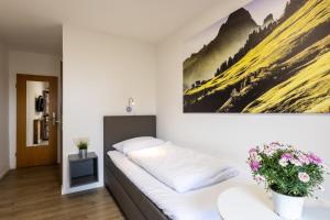 Ein Bett oder Betten in einem Zimmer der Unterkunft Gasthof zur Post Saulgrub