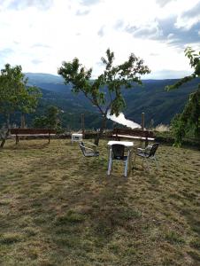 una mesa y sillas sentadas en la parte superior de un campo en Balcón de los rios, en Cristosende