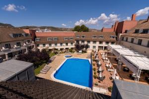 an overhead view of a resort with a swimming pool at Silken Antequera Hills in Antequera