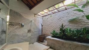 Koupelna v ubytování Matahari Inn Kuta Lombok + 37 fotografií