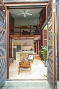 - un salon avec un canapé et une table dans l'établissement Villa Merbau - Luxury Tropical Private Pool Villa, à Gili Air
