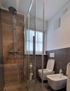 ein Bad mit einer Dusche, einem WC und einem Waschbecken in der Unterkunft Appartamento Col Val di Fassa con Terrazza BAGNI RINNOVATI 2023 in Campitello di Fassa