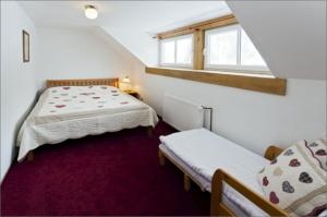 mały pokój z 2 łóżkami i oknem w obiekcie Penzion Marienka w mieście Pec pod Sněžkou