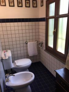 a bathroom with two toilets and a sink at Entroterra Langa in Borgomale +11 photos