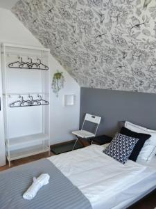 a bedroom with a bed and a floral ceiling at Apartament Nowy Władek 2 in Władysławowo
