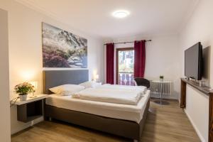Ein Bett oder Betten in einem Zimmer der Unterkunft Gasthof zur Post Saulgrub