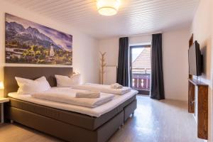Ein Bett oder Betten in einem Zimmer der Unterkunft Gasthof zur Post Saulgrub