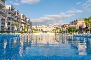 The swimming pool at or close to Green Life Apartments Sozopol