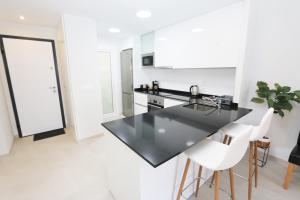 Kuchnia lub aneks kuchenny w obiekcie Luxurious apartment in Flamenca Village with pool view VDE-095
