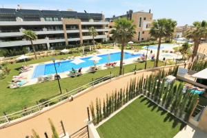 z widokiem na basen z palmami w obiekcie Luxurious apartment in Flamenca Village with pool view VDE-095 w mieście Orihuela