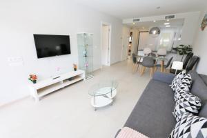 Telewizja i/lub zestaw kina domowego w obiekcie Luxurious apartment in Flamenca Village with pool view VDE-095