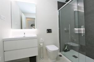 Łazienka w obiekcie Luxurious apartment in Flamenca Village with pool view VDE-095
