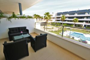Basen w obiekcie Luxurious apartment in Flamenca Village with pool view VDE-095 lub w pobliżu