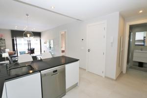 Kuchnia lub aneks kuchenny w obiekcie Luxurious apartment in Flamenca Village with pool view VDE-095