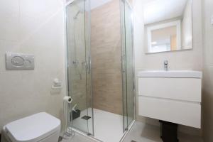Łazienka w obiekcie Luxurious apartment in Flamenca Village with pool view VDE-095