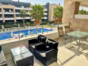 Basen w obiekcie Luxurious apartment in Flamenca Village with pool view VDE-095 lub w pobliżu