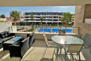 Basen w obiekcie Luxurious apartment in Flamenca Village with pool view VDE-095 lub w pobliżu
